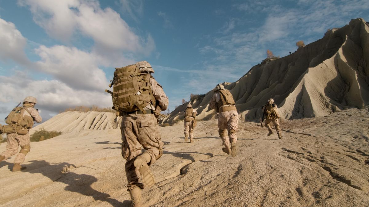 Britské jednotky brání afghánským spolubojovníkům v útěku do Británie